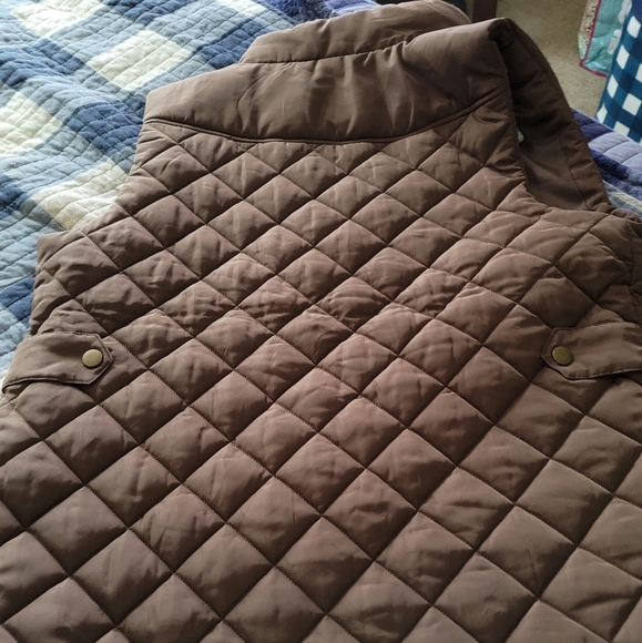 Puffer Vest Women's XL (16-18) - Picture 6 of 10